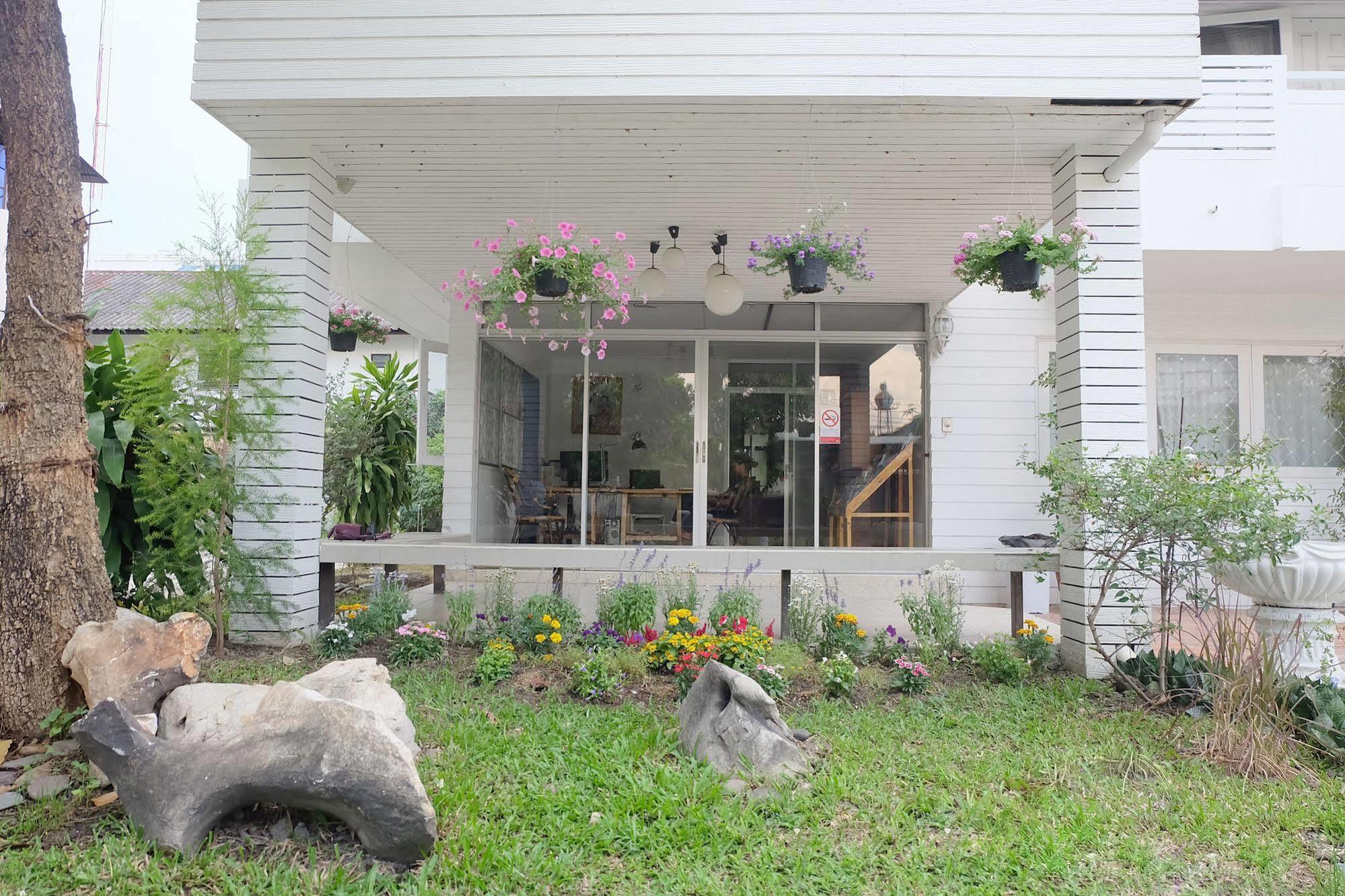 Udee Cozy Bed & Breakfast チエンマイ エクステリア 写真