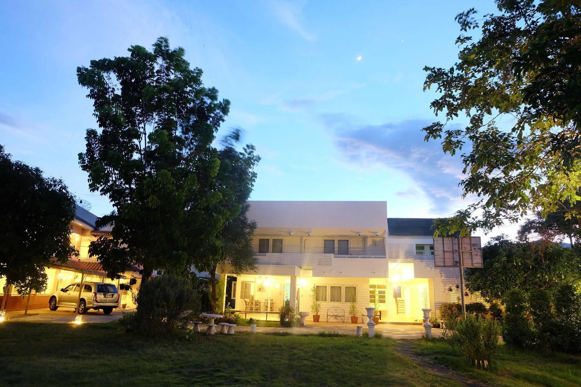 Udee Cozy Bed & Breakfast チエンマイ エクステリア 写真